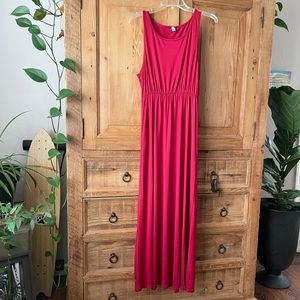 Long sleeveless red dress with pockets